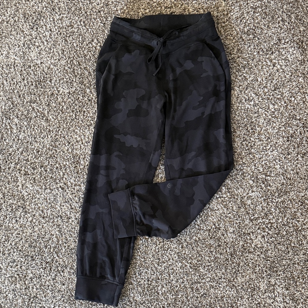 Lululemon black / gray camouflage Capri jogger Size 4 🖤